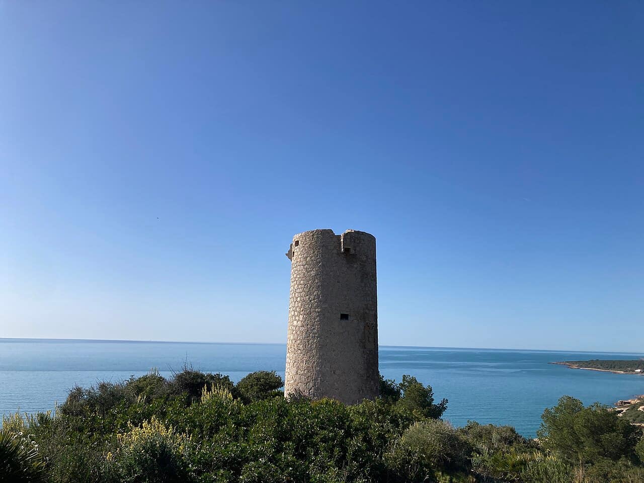 La Torre de Badum sobre el mar en el parque natural de la Serra d’Irta