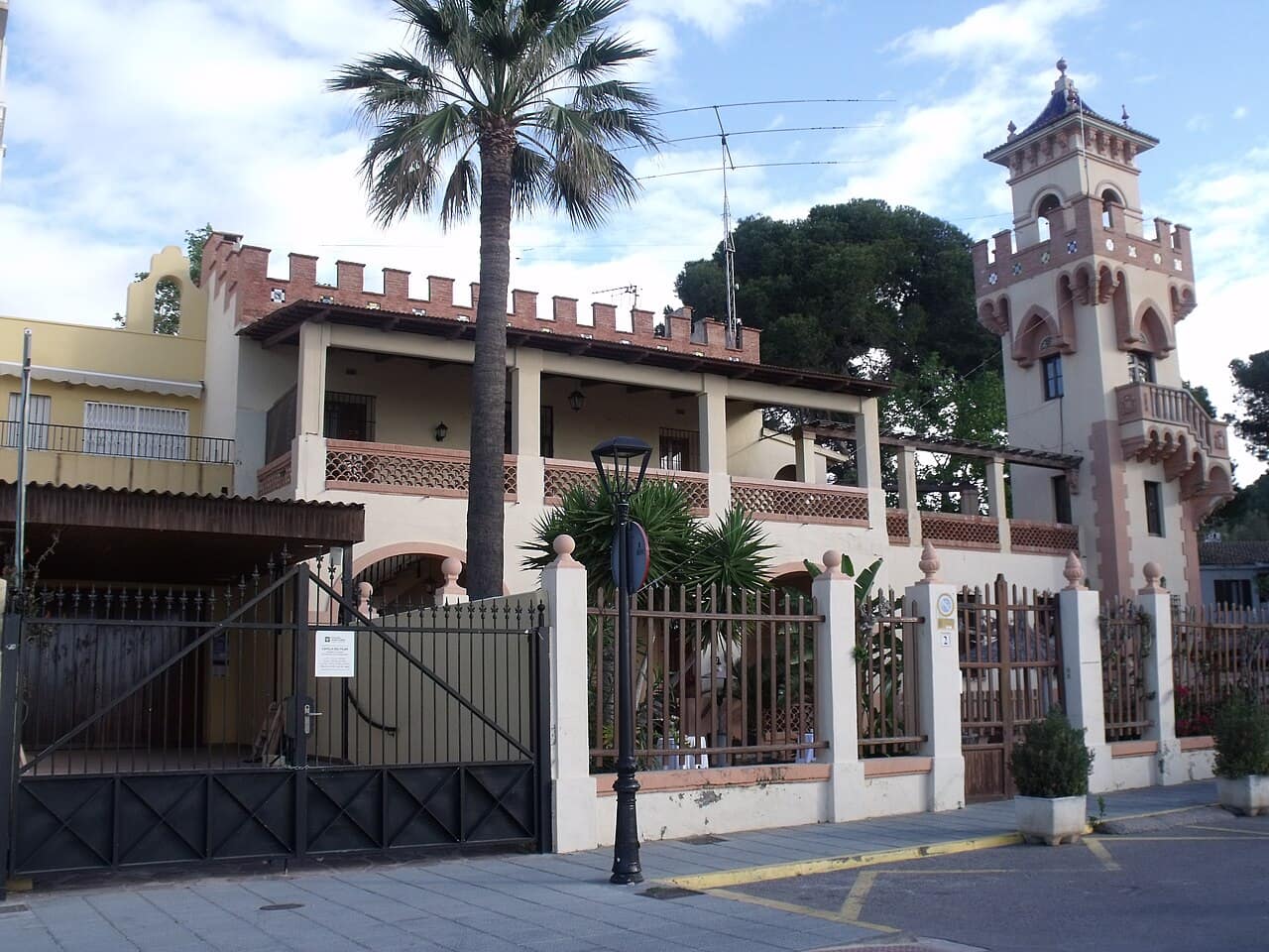 La torre almenada de una villa de la belle époque junto al paseo del Voramar en Benicàssim