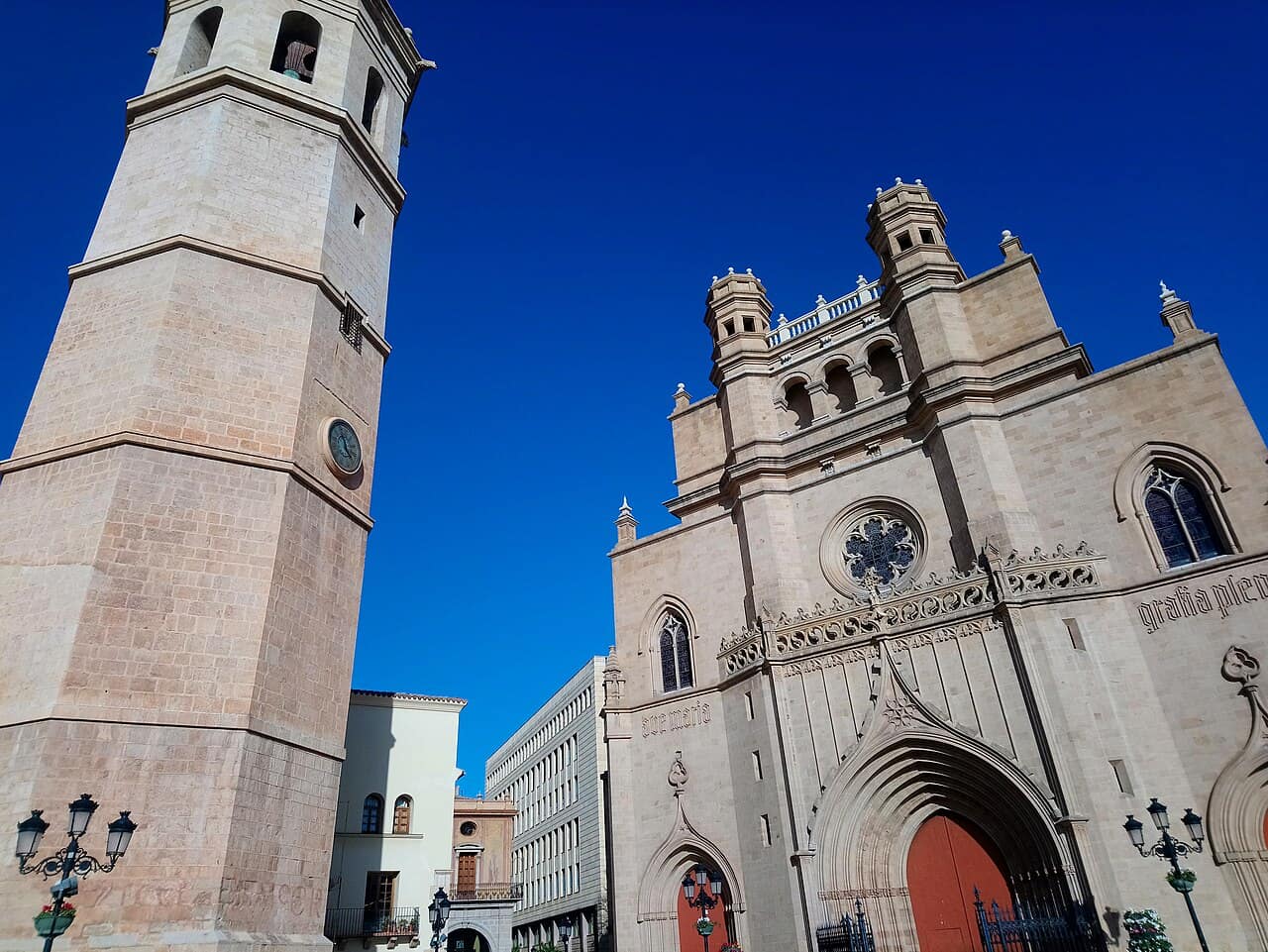 El campanario del Fadrí y la concatedral de Castelló de la Plana sobre un cielo azul