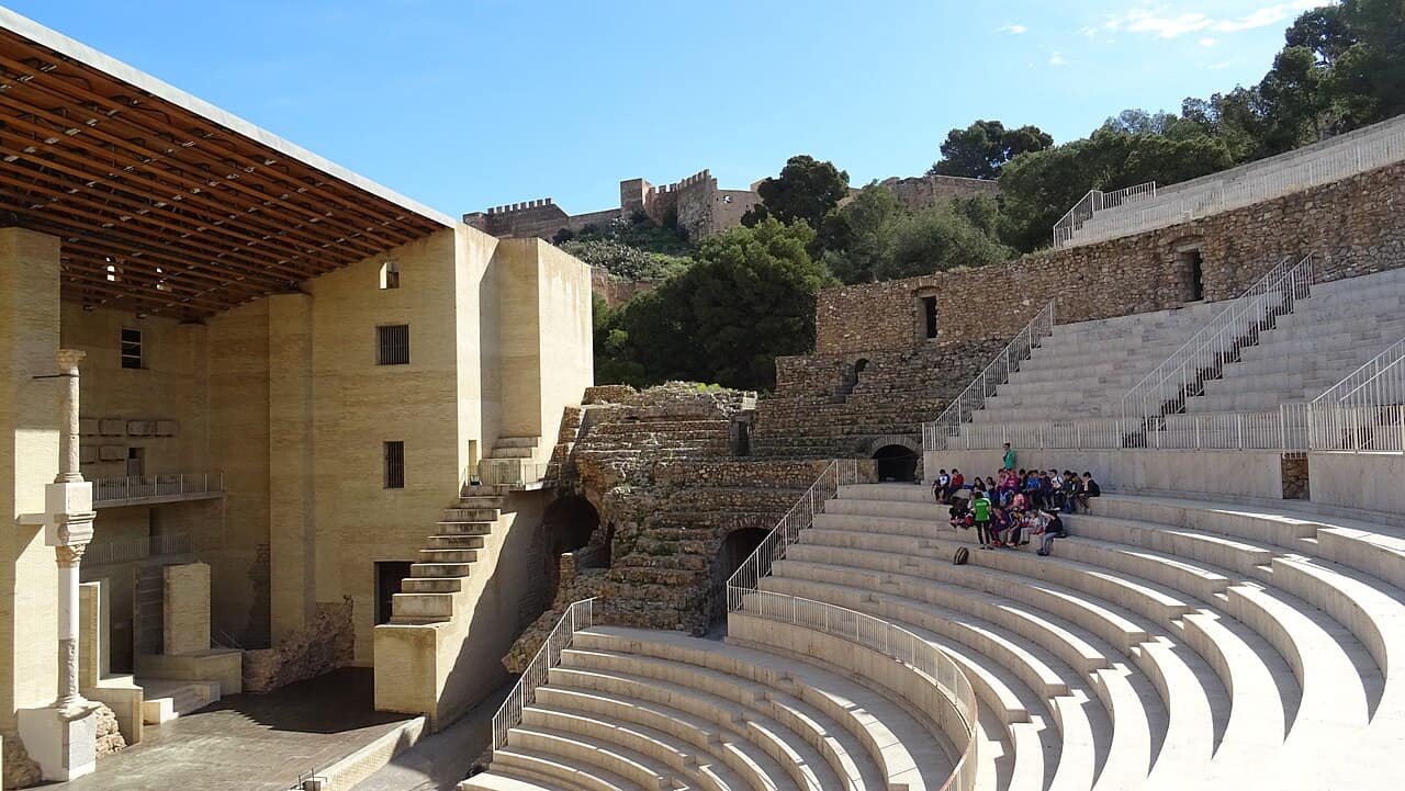 El teatro romano de Sagunto con las murallas del castillo en lo alto de la loma