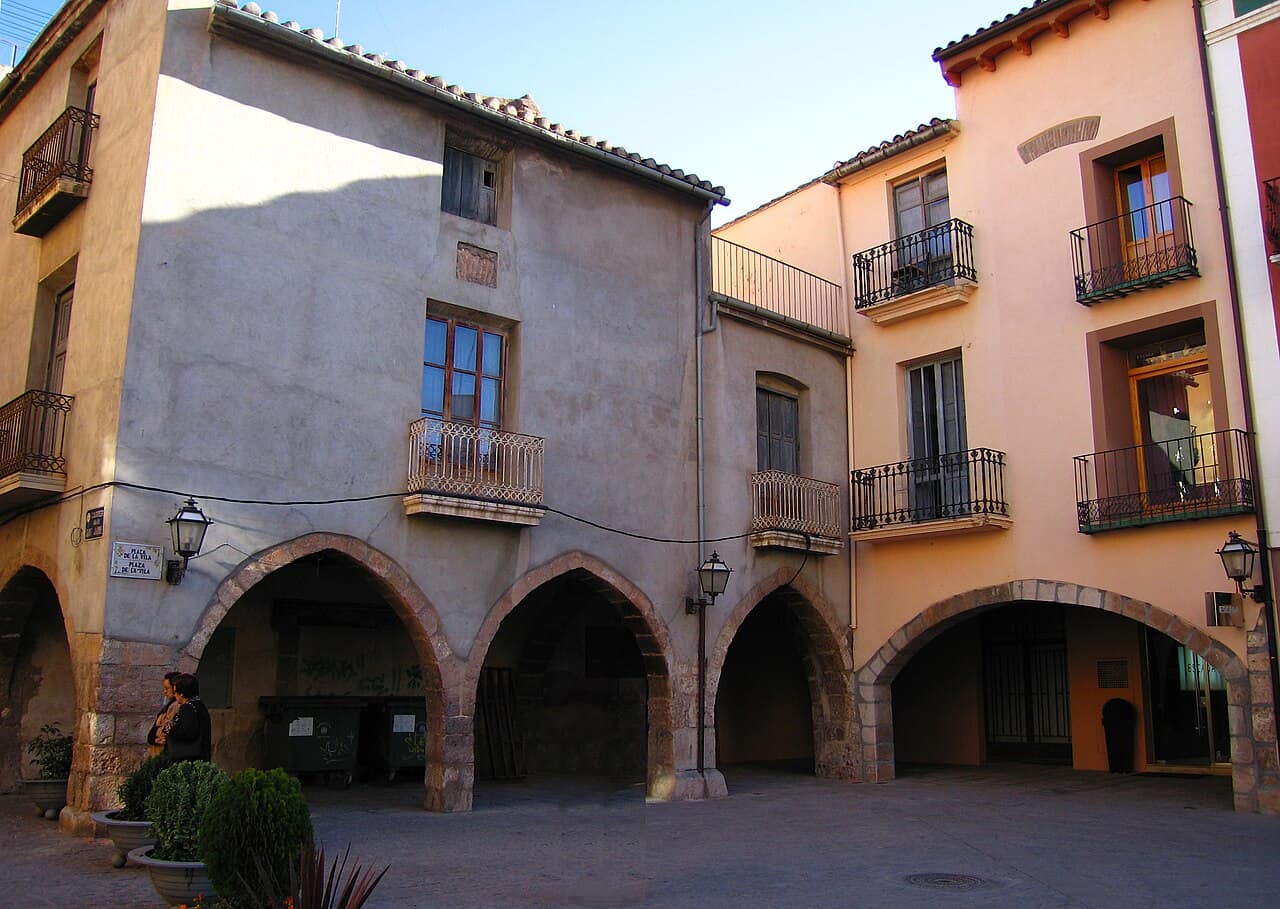 La plaza porticada del casco antiguo de Vila-real con luz cálida de tarde