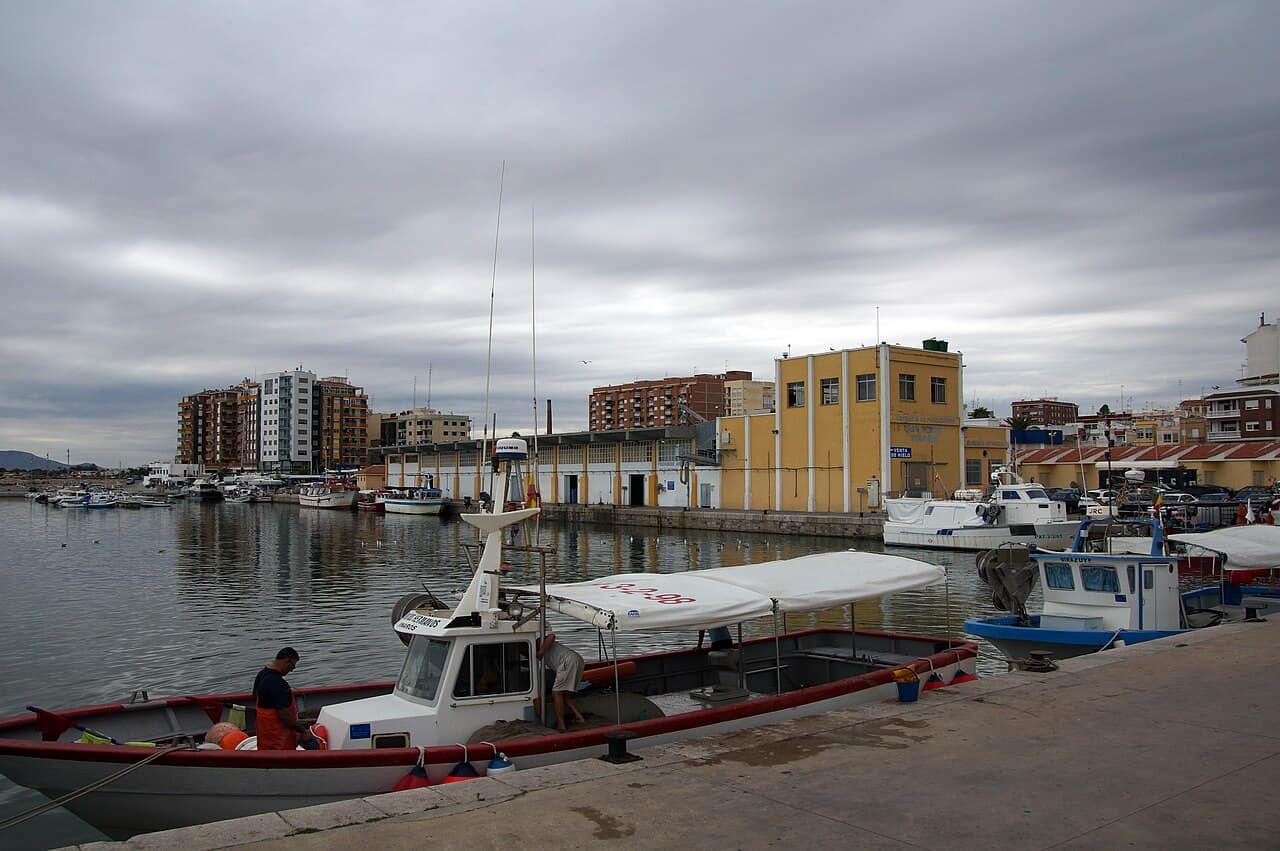 Barcas de pesca amarradas en el puerto de trabajo de Vinaròs