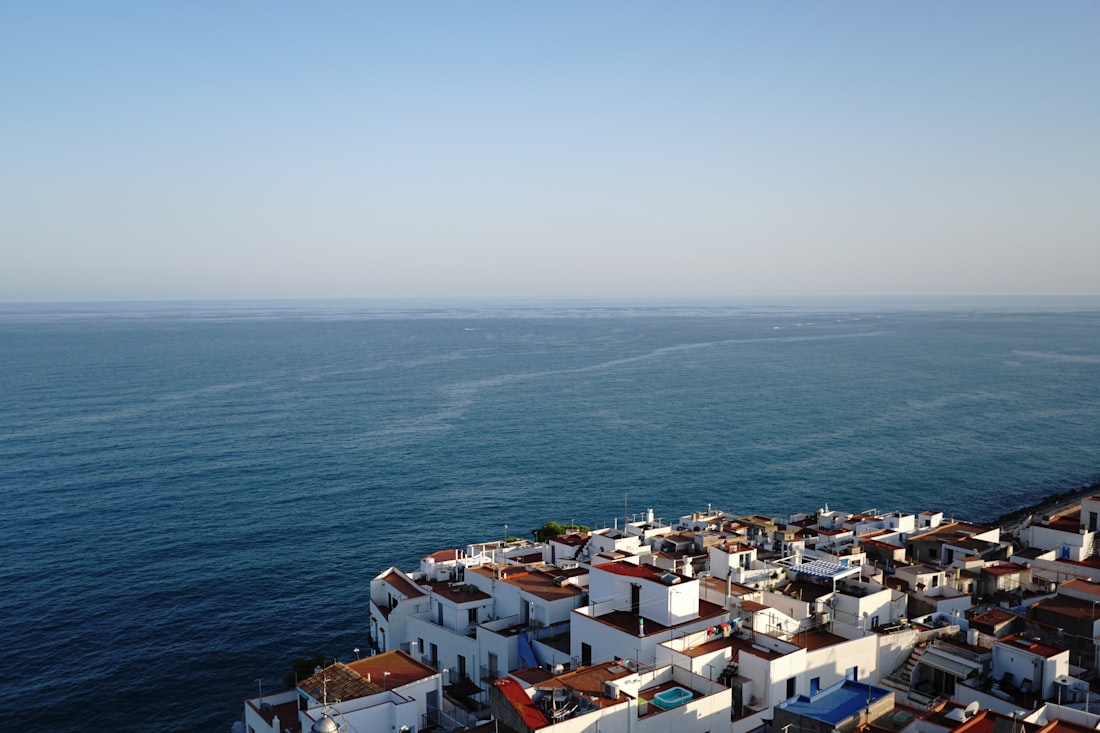 Los tejados blancos del casco antiguo de Peñíscola sobre el mar